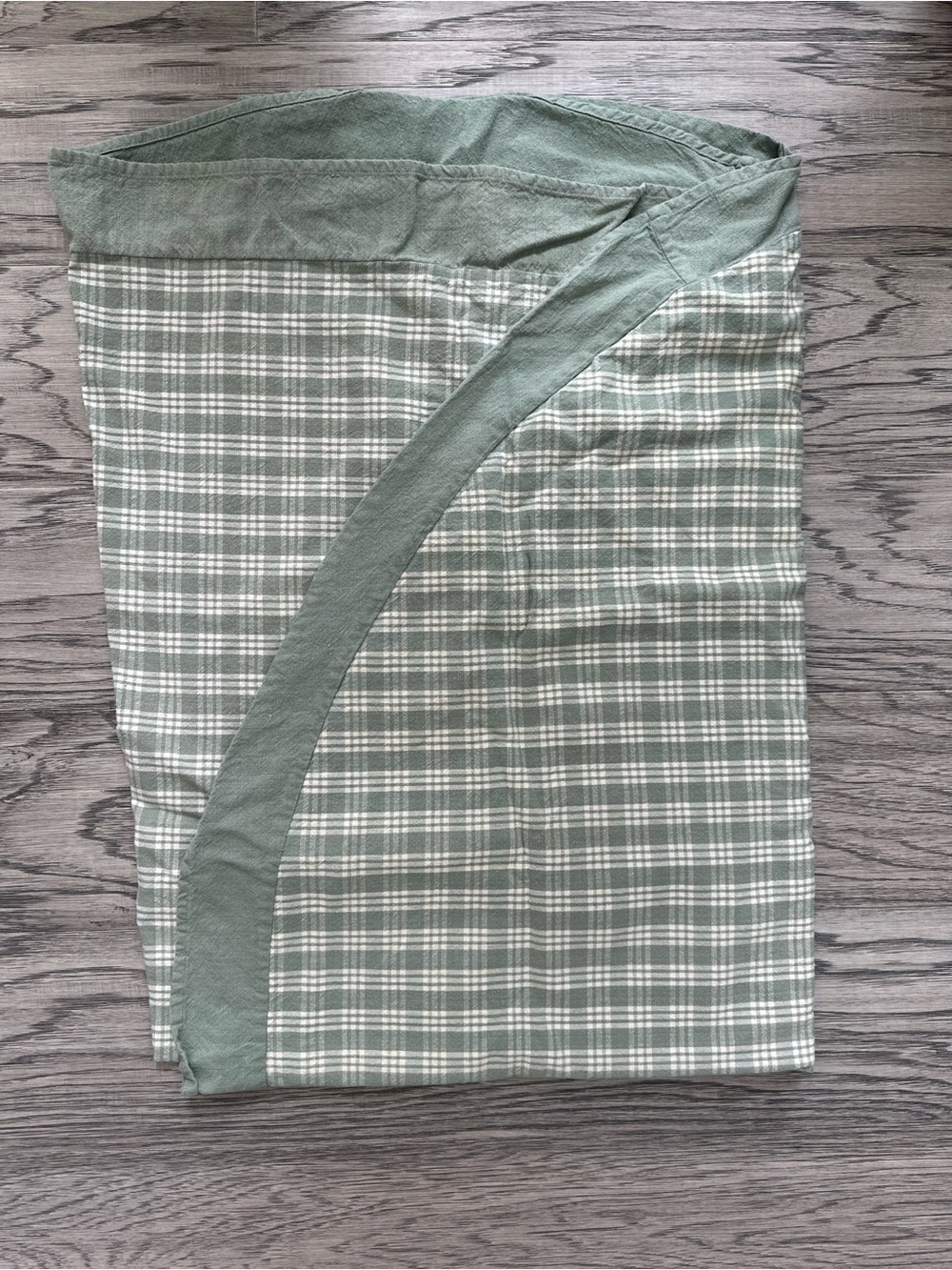 Round Green Plaid Tablecloth with Solid Hem - Elegant Dining Linen